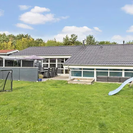 Nice Home In Ebeltoft With Sauna 에벨토프트