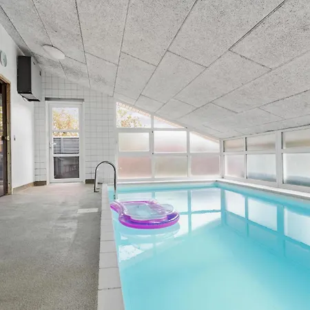 Nice Home In Ebeltoft With Sauna 펜션 *